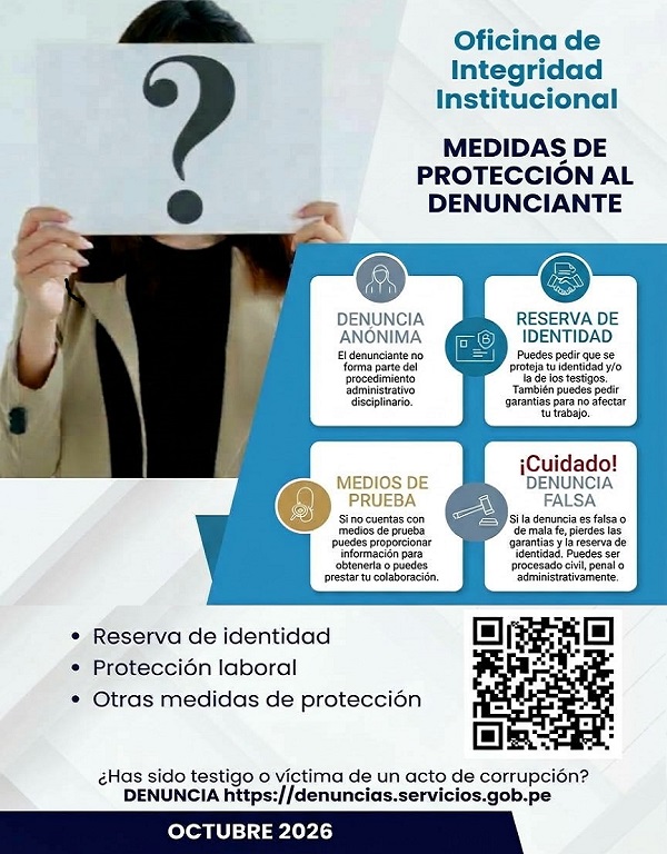 Oficiales mostrando su armamento